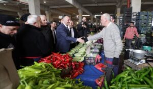 Başkan Büyükakın’dan ‘Perşembe Pazarı’ turu