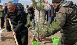 Kütahya’da fidanlar depremde hayatını kaybedenler anısına toprakla buluştu