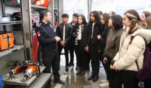 Manisa Lisesi öğrencilerinden Büyükşehir İtfaiyesi’ne ziyaret