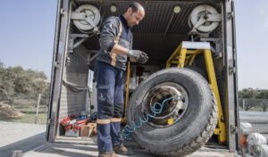 Mobil lastikçi araçları yolda bırakmıyor