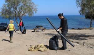 Muğla Bodrum’da gönüllüler sahili temizledi