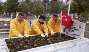 Şehit kabirleri çiçeklerle donatıldı