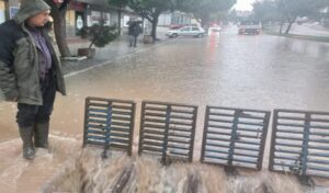 Adana’da kuvvetli yağış sel getirdi