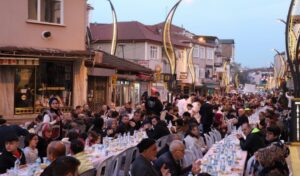 İzmit’in halk iftarına Kuruçeşmeliler akın etti