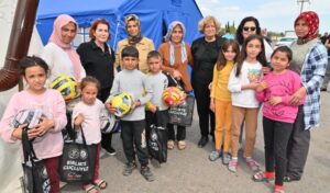 Manisa’da afet bölgesindeki çocuklara hediyeler