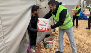 Rotary depremzedelere Ramazan yardım kolileri dağıtıyor