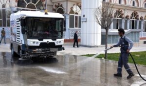 Selçuklu’da camiler ve çevreleri gül suyuyla yıkandı