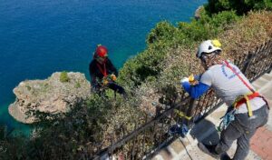 Antalya’da doğa harikası falezlerde temizlik