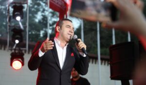 Ferhat Göçer şarkılarıyla Gazianteplileri coşturdu