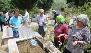 Kabir ziyareti yapan Çayırovalılara çiçek dağıtıldı