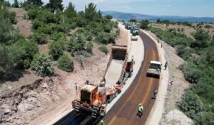 Manisa Saruhanlı’da yollar asfalta kavuşuyor