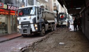 İzmit’in o caddesi öz kaynaklarıyla yenileniyor