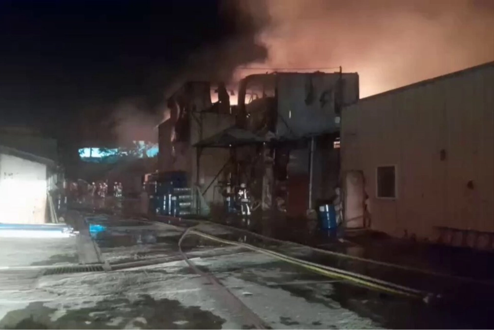 İstanbul Çekmeköy’de sünger fabrikası yandı